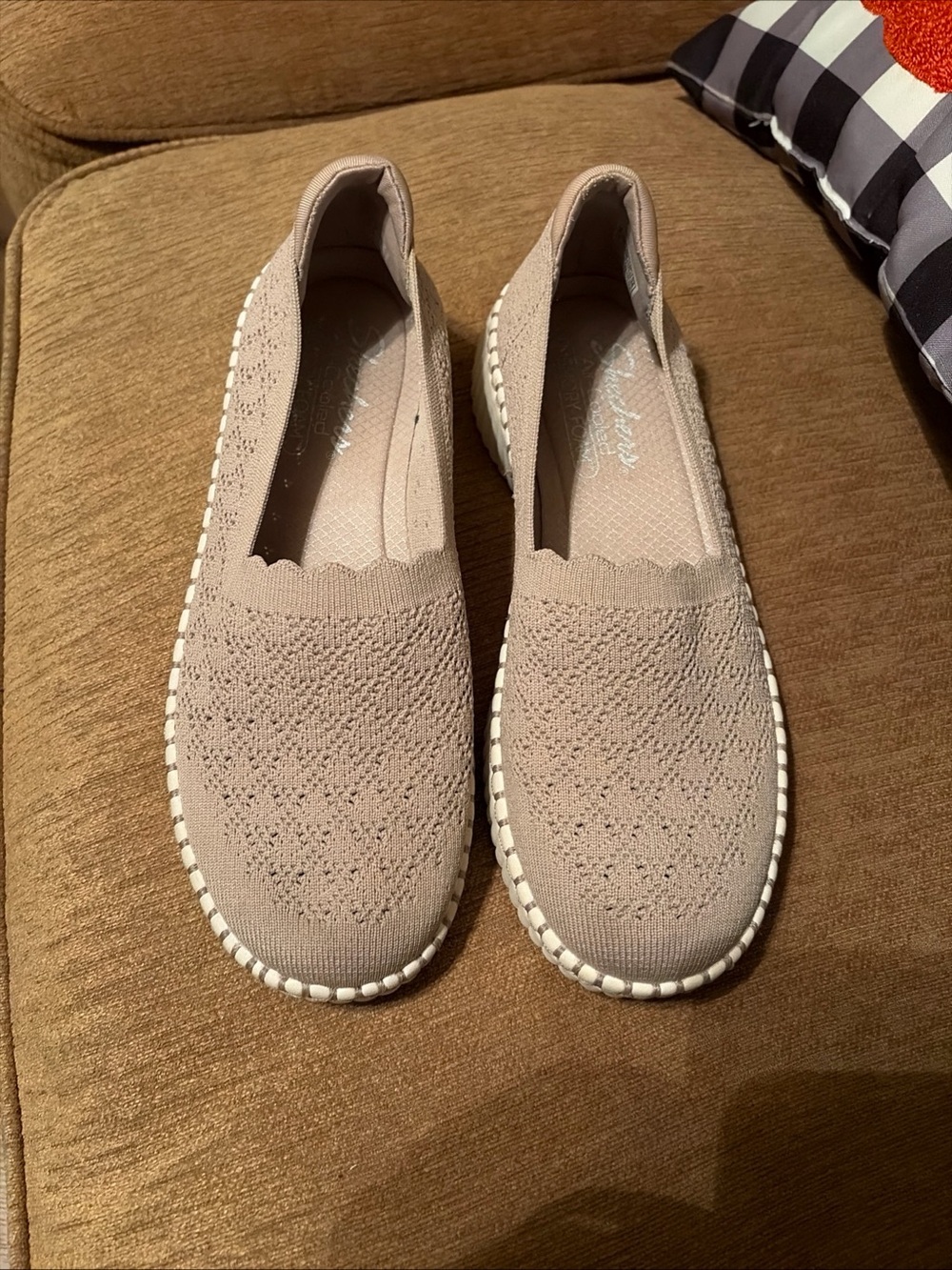 Skechers Women’s Knit Slip-On in Light Taupe Size 8.5 EUC